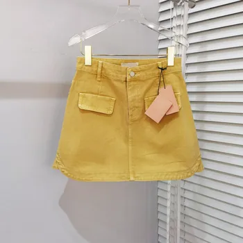 Новая желтая джинсовая юбка наполовину, дизайн поддельного кармана спереди, дизайн поддельных двух маленьких шлейфов юбки, досуг для снижения возраста