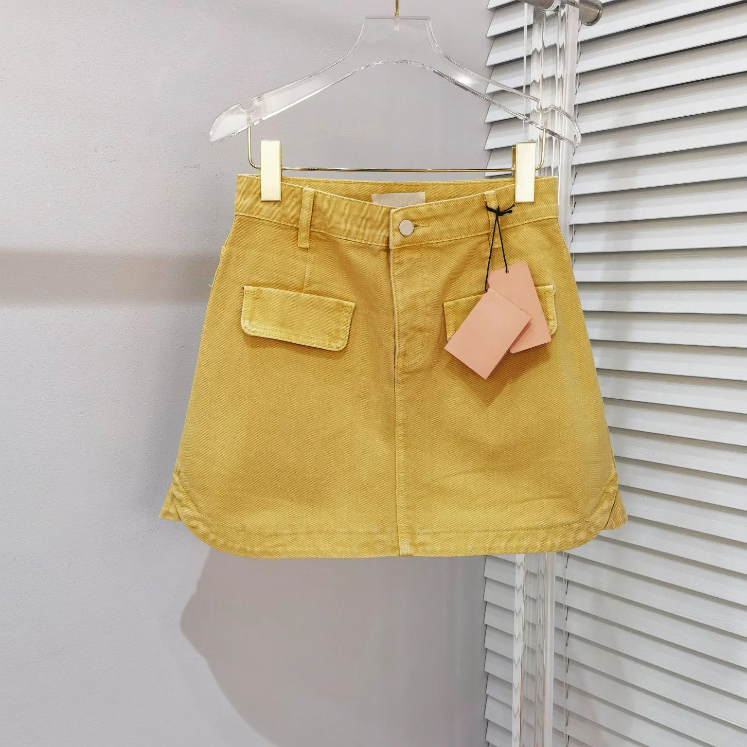 Новая желтая джинсовая юбка наполовину, дизайн поддельного кармана спереди, дизайн поддельных двух маленьких шлейфов юбки, досуг для снижения возраста . ' - ' . 0