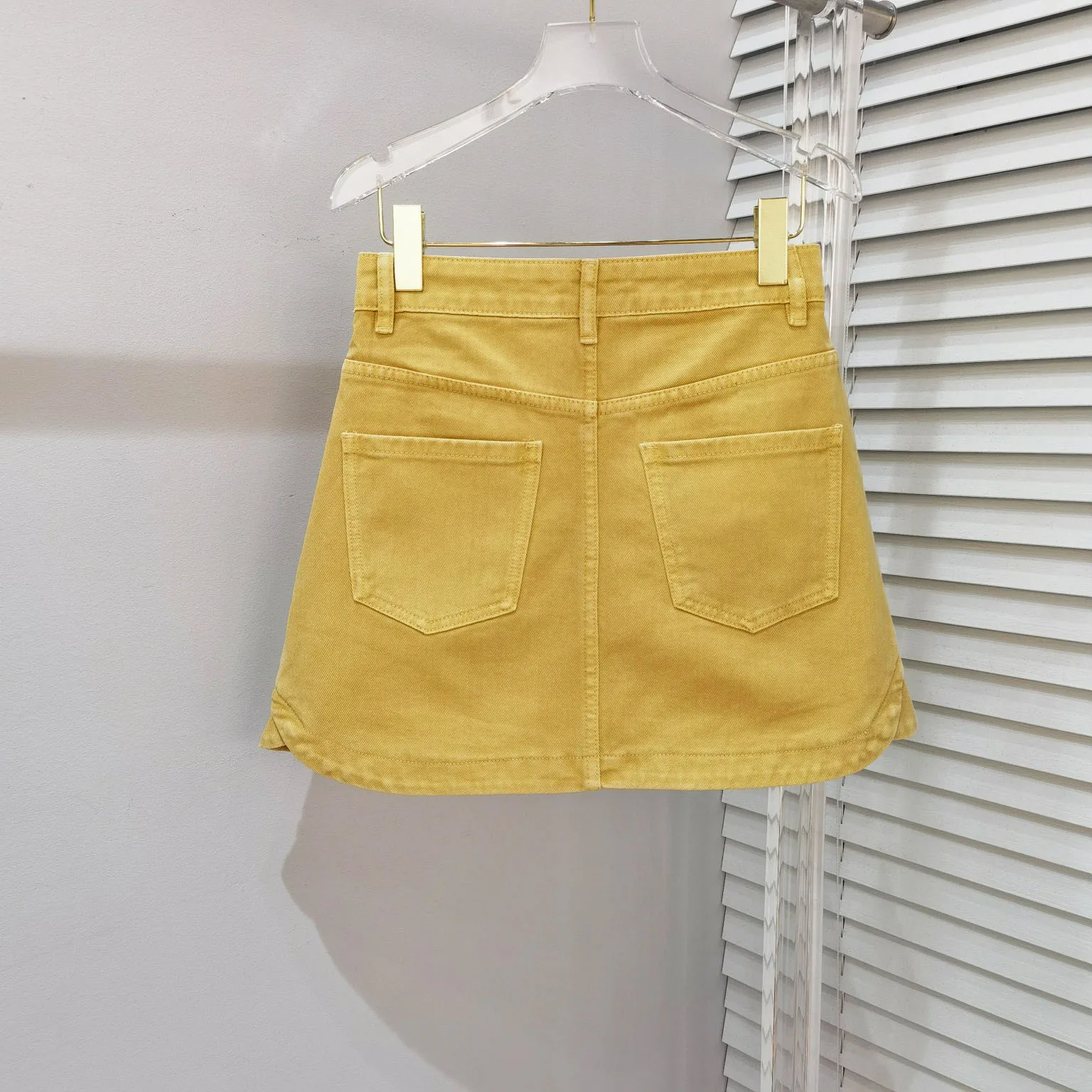 Новая желтая джинсовая юбка наполовину, дизайн поддельного кармана спереди, дизайн поддельных двух маленьких шлейфов юбки, досуг для снижения возраста . ' - ' . 1