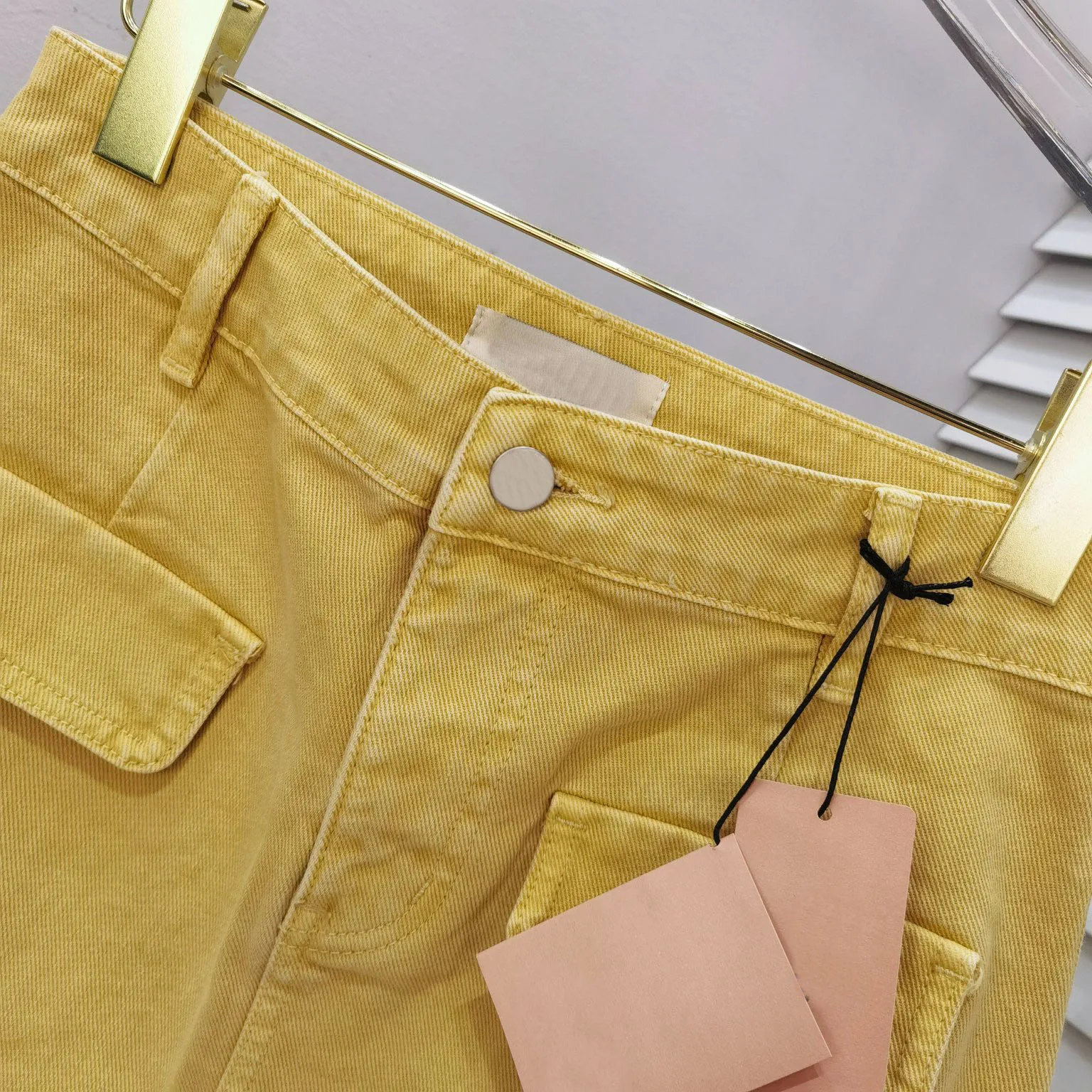 Новая желтая джинсовая юбка наполовину, дизайн поддельного кармана спереди, дизайн поддельных двух маленьких шлейфов юбки, досуг для снижения возраста . ' - ' . 2